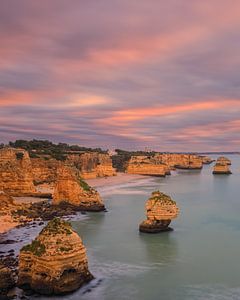 Sonnenaufgang am Praia da Marinha an der Algarve, Portugal