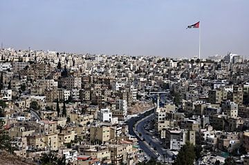 Amman: Der Hügel und die Nationalflagge von Frank Photos