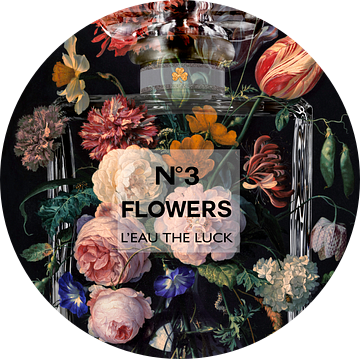 Bloemstilleven in een parfumfles