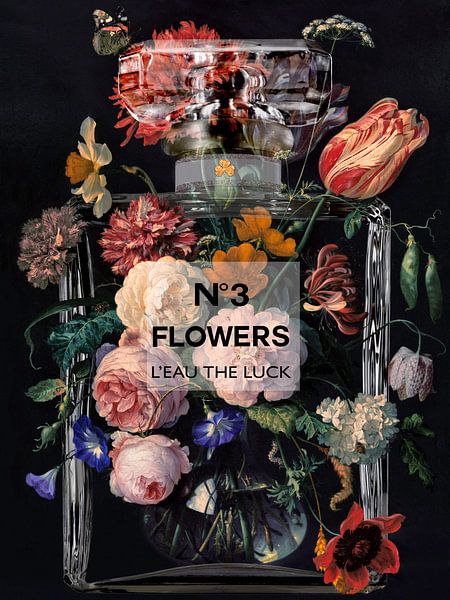 Stillleben mit Blumen in einer Parfümflasche von Dennisart Fotografie