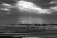 Zwart wit zonnestralen over de Maasvlakte