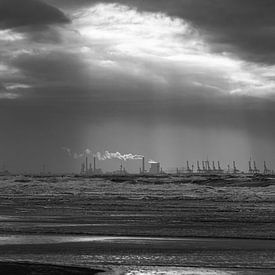 Schwarz-weiße Sonnenstrahlen über der Maasvlakte von Sander de jong