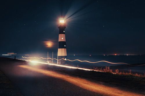Phare de Breskens avec des traces de lumière au clair de lune