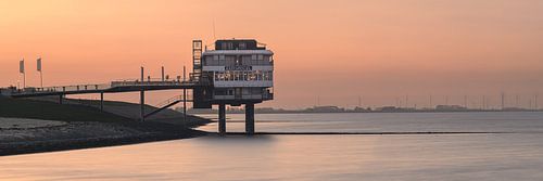 Panorama van een zonsondergang bij het Eemshotel, Delfzijl