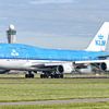 Abfliegendes Passagierflugzeug vom Typ KLM Boeing 747-400M. von Jaap van den Berg