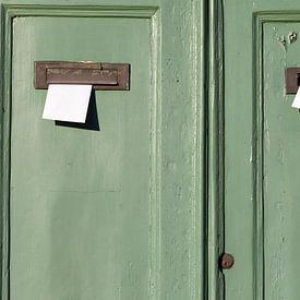 Photographie de voyage. Double porte verte avec boîtes aux lettres sur Danielle Roeleveld