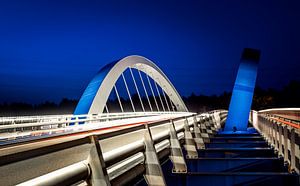 Blauw/witte brug over de Maas van Martijn van Dellen