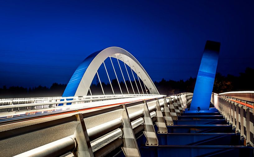Blaue und weiße Brücke über die Maas von Martijn van Dellen