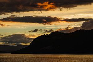 Sunset on the Storfjord in Norway van Rico Ködder