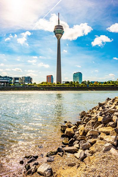 Düsseldorf in de zomer van Günter Albers