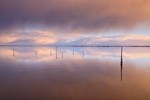 Dramatische Wolkenlandschaften über dem Lauwersmeer bei Sonnenuntergang von Bas Meelker