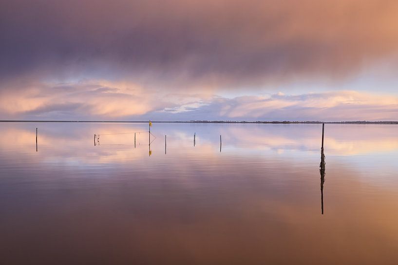 Dramatische wolkenluchten boven het Lauwersmeer tijdens de zonso van Bas Meelker