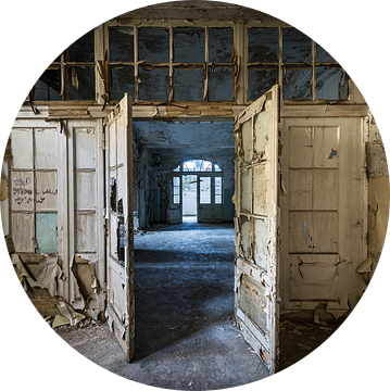 Deuren naar gang in oud vervallen gebouw