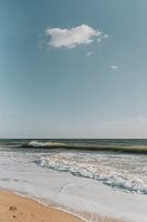 Portugal | Strand | Wellen | Meer | blauer Himmel und eine kleine Wolke