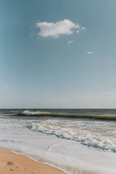 Portugal | strand | golven | zee | blauwe lucht en één klein wolkje van Iris van Tricht