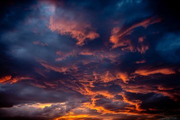 bedrohliche Wolken bei Sonnenuntergang