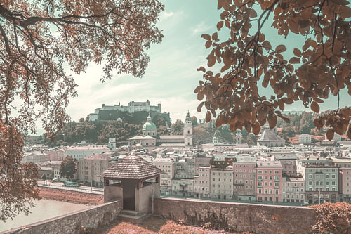 SALZBURG Uitzicht op de oude binnenstad met stadsmuur – urban vintage
