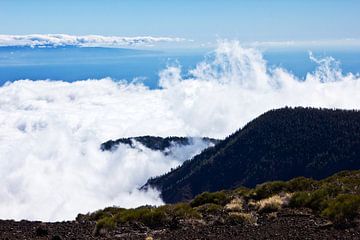 Mistwolken in nationaal park Teide van Anja B. Schäfer