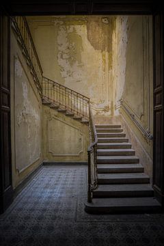 Treppenhaus in italienischer Villa (stehend) von Wesley Van Vijfeijken