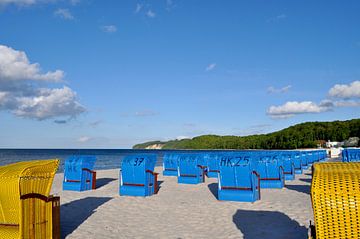 blaue und gelbe Strandkörbe in Binz