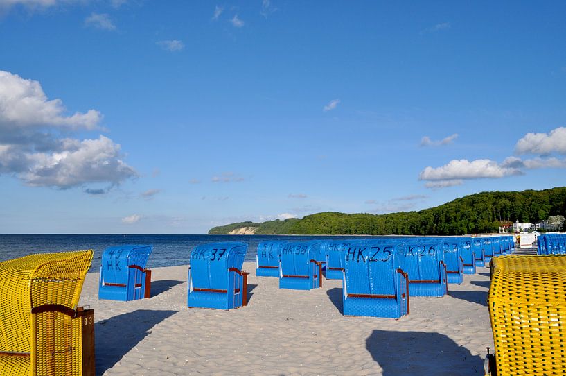 blaue und gelbe Strandkörbe in Binz von GH Foto & Artdesign