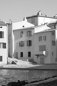 Maisons sur le bord de la mer à Saint-Tropez