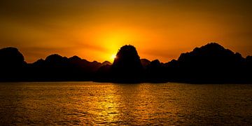 Hạ Long Bay at sunset, Vietnam by Antwan Janssen