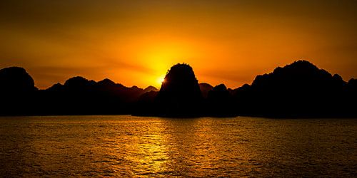 Hạ Long Bay bij zonsondergang, Vietnam