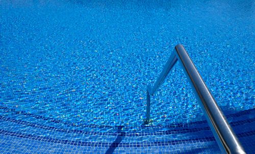 Op een zonnige dag in een buitenzwembad stappen