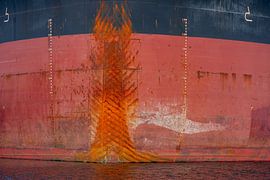 The sturdy bow of a seagoing vessel in the harbour by scheepskijkerhavenfotografie