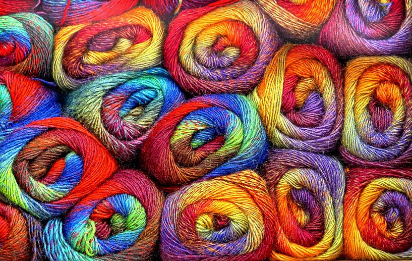 Rollenbollen 3 (Kleurige bollen wol) van Caroline Lichthart
