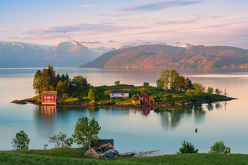 Zonsopkomst Omaholmen, Hardangerfjord, Vestland, Noorwegen