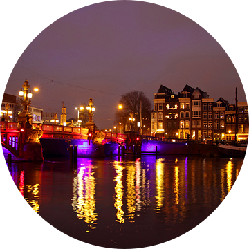 Stadsgezicht van Amsterdam met de Blauwbrug bij nacht van Eye on You