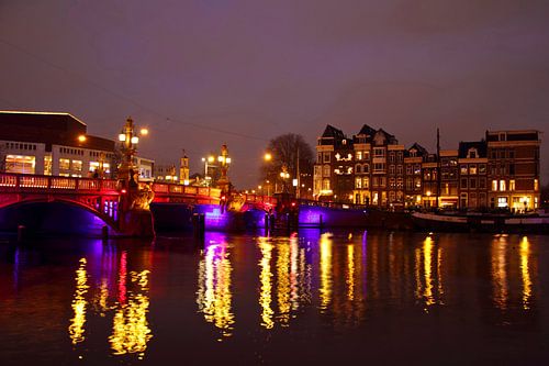 Stadsgezicht van Amsterdam met de Blauwbrug bij nacht