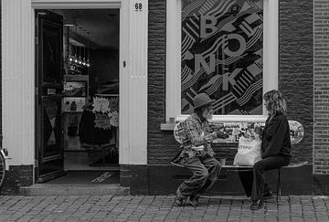 buiten op een bankje Straatfoto