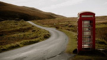 Klassische rote Telefonzelle auf der Isle of Skye von Tes Kuilboer