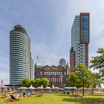 Wilhelminapier op de Kop van Zuid in Rotterdam op een zomerse dag