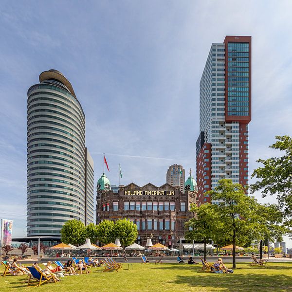 Wilhelminapier op de Kop van Zuid in Rotterdam op een zomerse dag van Annette Roijaards