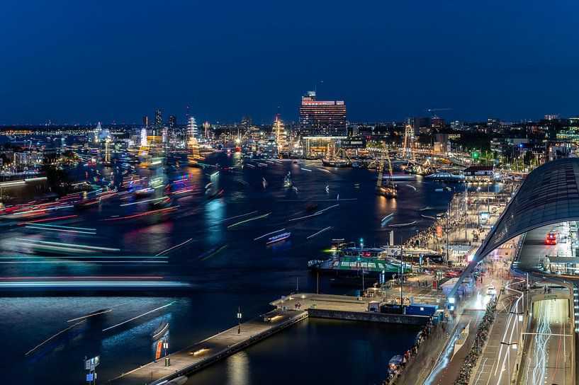 Lichtkunst tijdens SAIL Amsterdam 2025 op het IJ na zonsondergang van Renzo Gerritsen