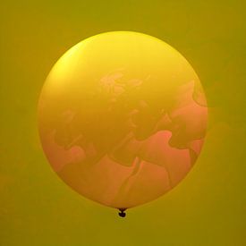 Der Ballon. Orangefarbene Party. Minimalismus. von Alie Ekkelenkamp