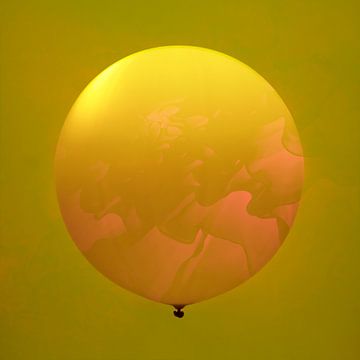 Der Ballon. Orangefarbene Party. Minimalismus. von Alie Ekkelenkamp
