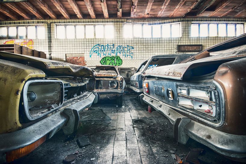 Vervallen garage met o.a Ford Capri's van Erik Noordhoek