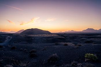 Pfad zum Vulkan bei Sonnenuntergang