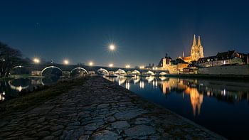 Vollmond über Regensburg mit Steinerner Brücke und Dom St. Peter an der Donau