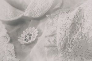 Detail eines alten Taufkleides (1)