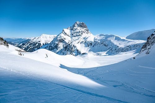 Besneeuwd uitzicht op de Wiederstein