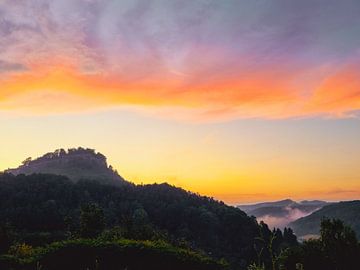 Abendhimmel mit intensiven Farben in wunderschöner Landschaft rund um die Festung Königstein von Claudia Schwabe