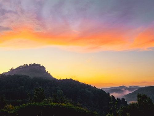 Avondlucht met intense kleuren in prachtig landschap rond vesting Königstein