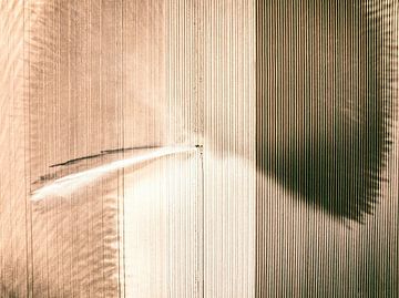 Waterkanon sproeit water op een veld van boven gezien van Sjoerd van der Wal Fotografie