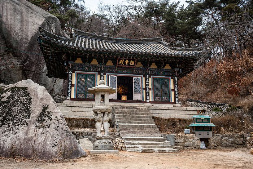 Temple parmi les rochers en Corée du Sud par Mickéle Godderis